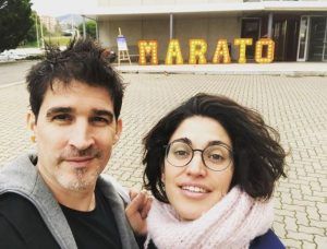 Toni Pages i Elena Gadel amb les lletres de fusta lluminoses Marató BCN LETTERS