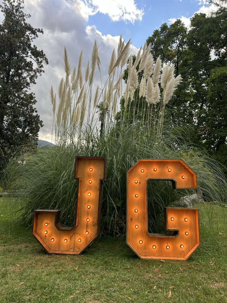 -letras-iniciales-luminosas-gigantes-alquiler-bodas-Els-Jardins-El-Roquer-bcn-letters -letras-iniciales-luminosas-gigantes-alquiler-bodas-Els-Jardins-El-Roquer-bcn-letters
