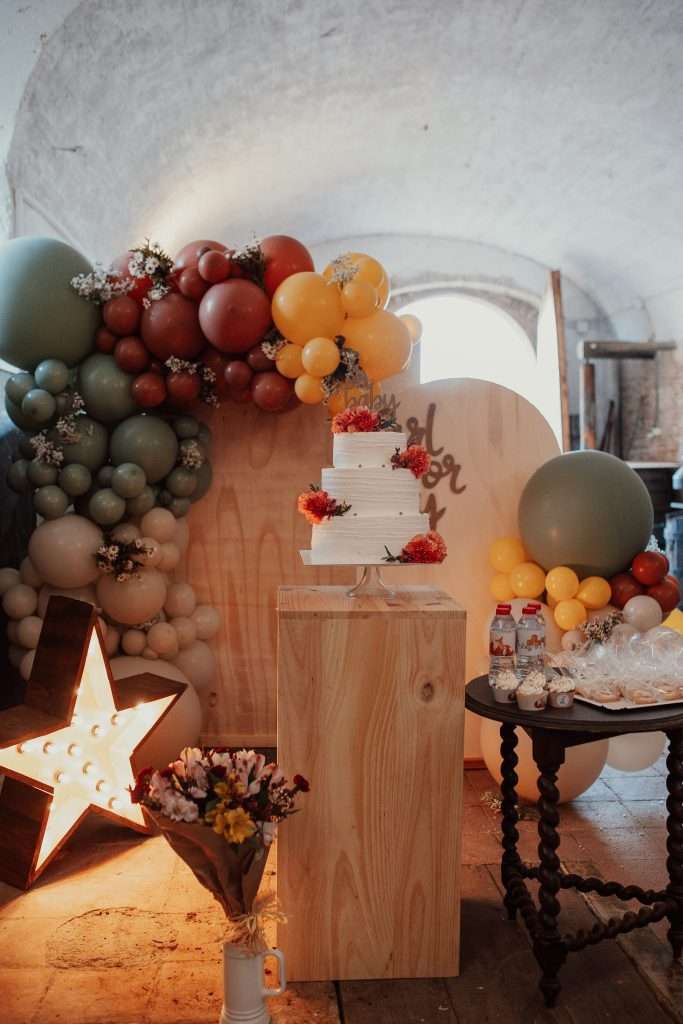 alquiler-mobiliario-eventos-bcnletters-barcelona-paneles-mesas-cubo-madera